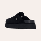So and Ro - shoes and more - REFRESH Sammie zwarte dames pantoffels met plateauzool en zilverkleurige gesp