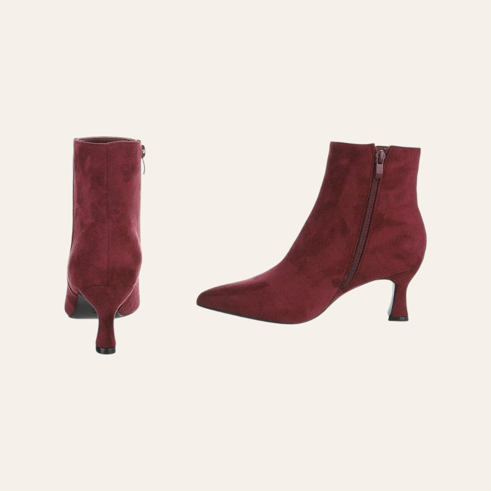 So and Ro - shoes and more - Caroline rode enkellaarsjes van microsuède met spitse neus en elegante kitten heel.