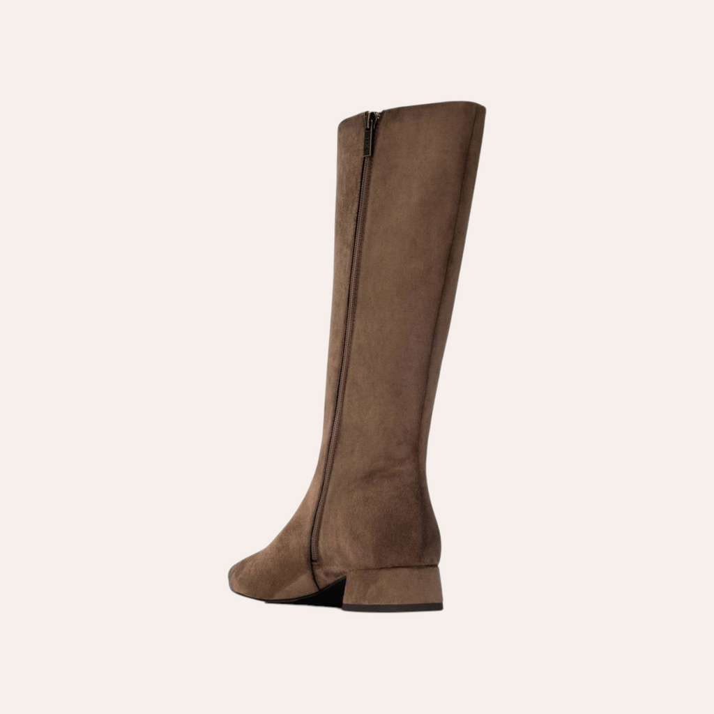 So and Ro - shoes and more - Sissy taupe kniehoge laars van microsuede met een lage blokhak en ritssluiting