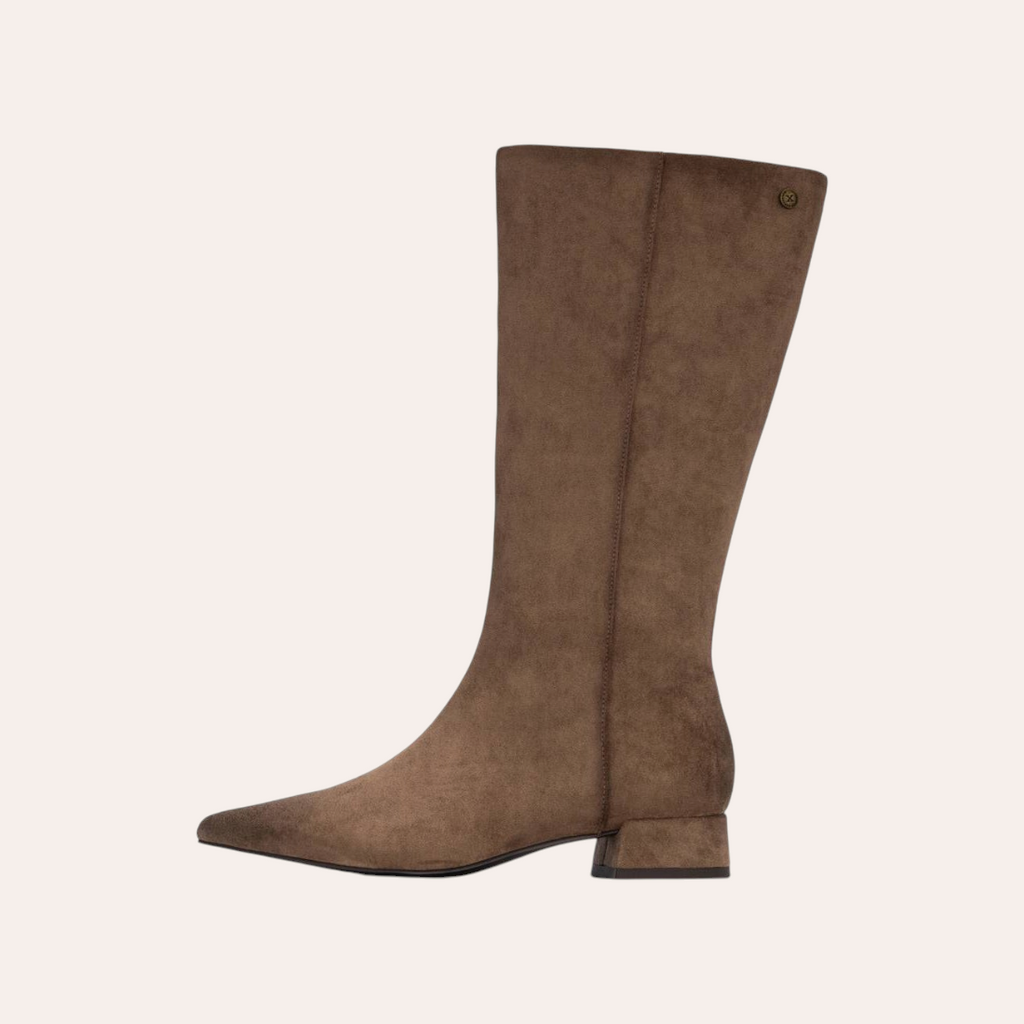 So and Ro - shoes and more - Sissy taupe kniehoge laars van microsuede met een lage blokhak en spitse neus