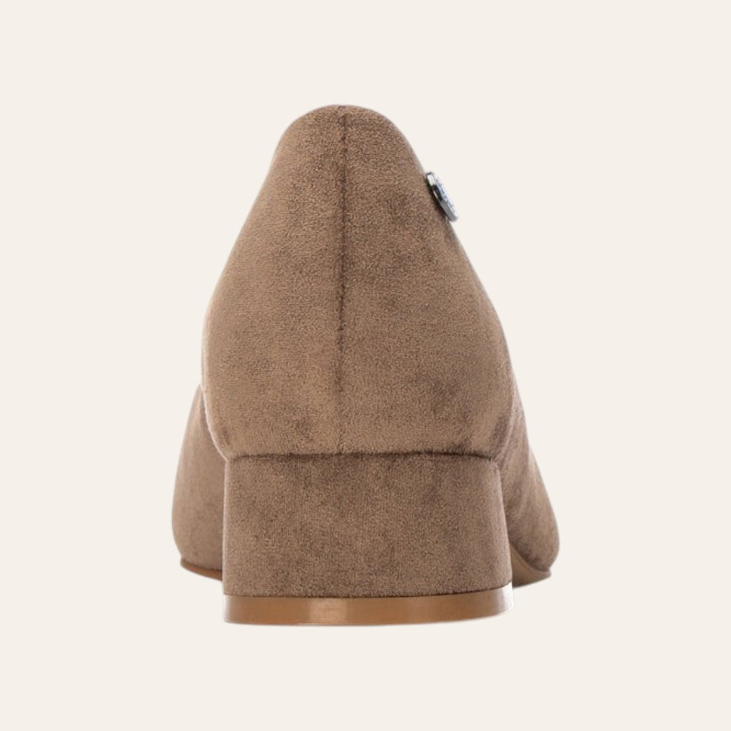 So and Ro - shoes and more - Coby taupe microsuède pump met lage blokhak, achteraanzicht