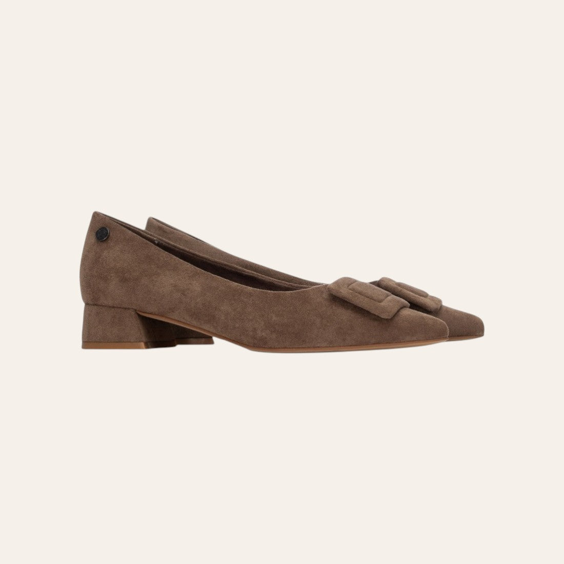So and Ro - shoes and more - Coby pump in taupe microsuède met een lage blokhak en decoratief detail op de wreef
