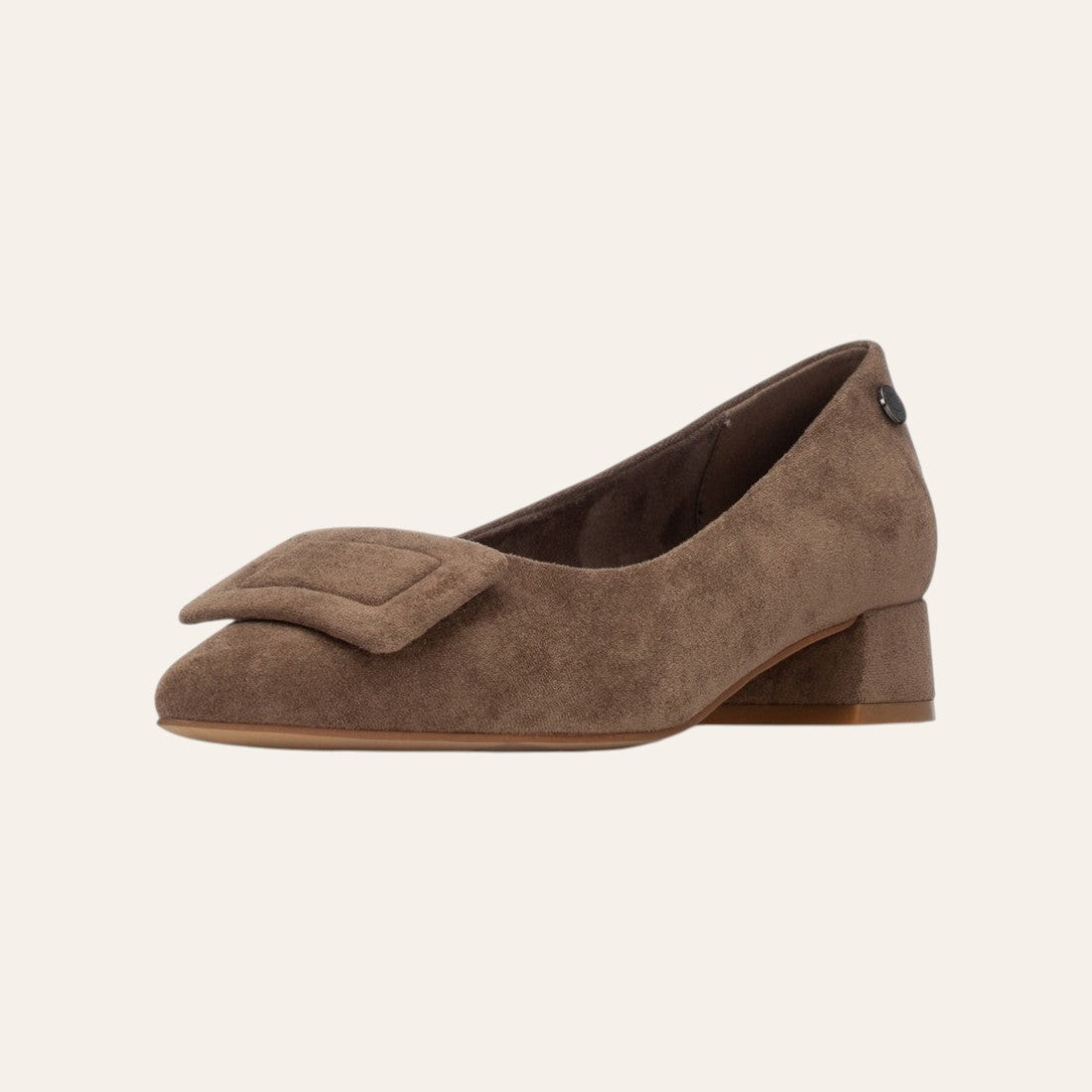 So and Ro - shoes and more - Coby pump in taupe microsuède met een lage blokhak en decoratief accent op de wreef.