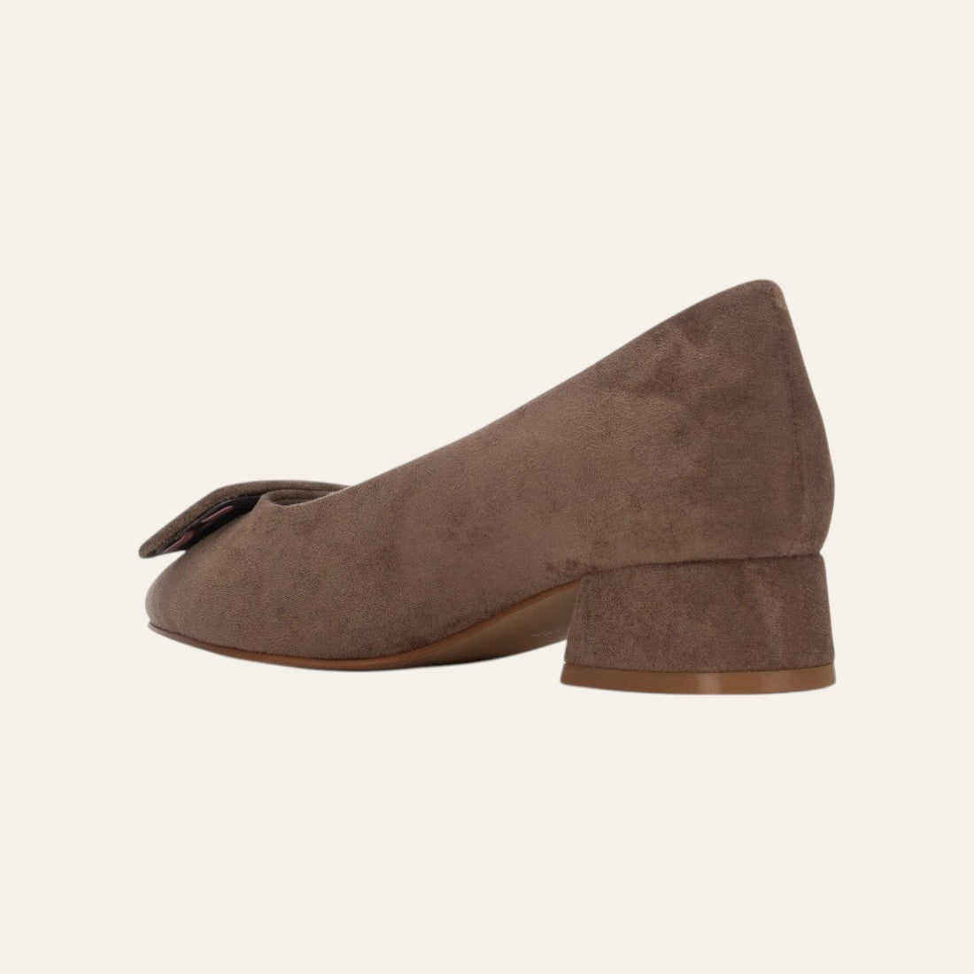 So and Ro - shoes and more - Coby pump in taupe microsuède met lage blokhak en decoratief detail op de wreef