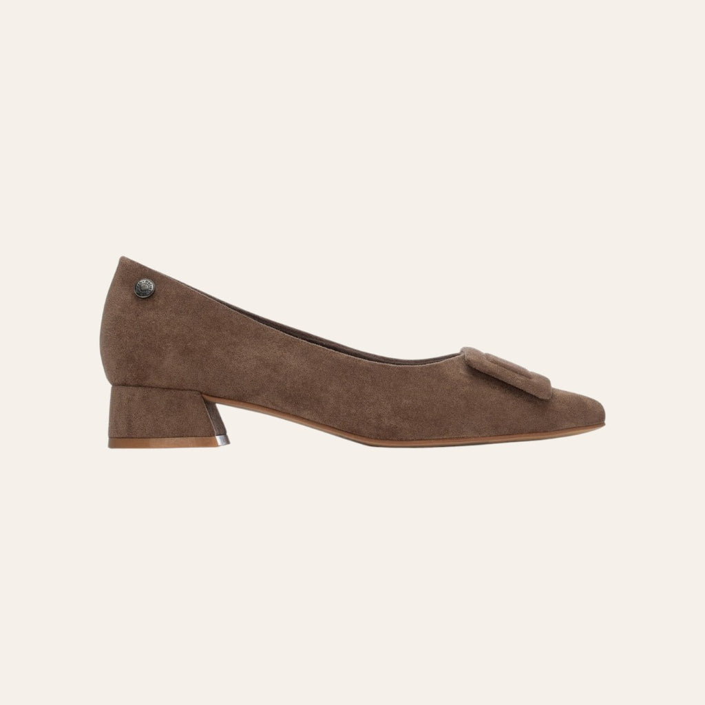 So and Ro - shoes and more - Coby pump in taupe microsuède met lage blokhak en decoratief detail op de wreef