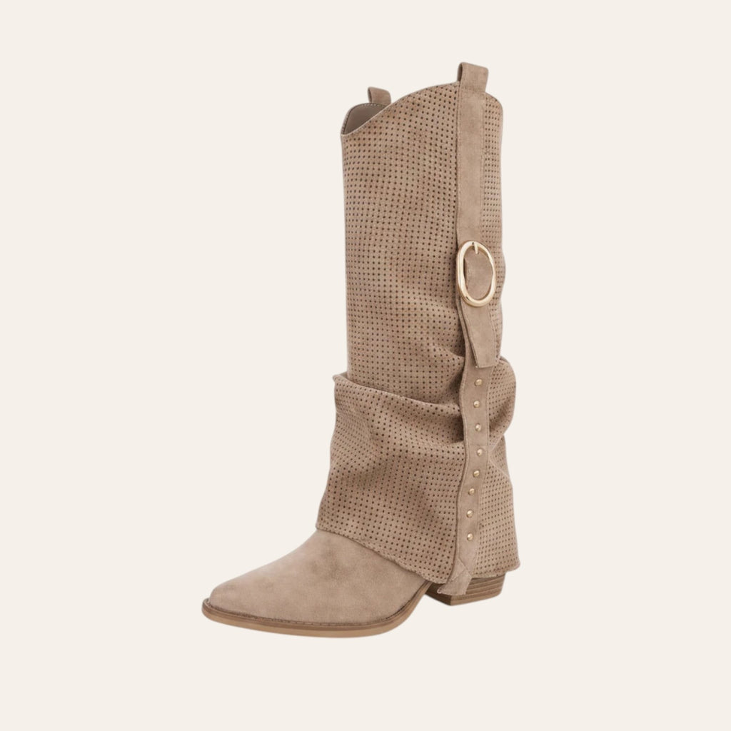 So and Ro - shoes and more - Cemi kniehoge taupe laars van microsuède met perforatie, gouden gesp en blokhak