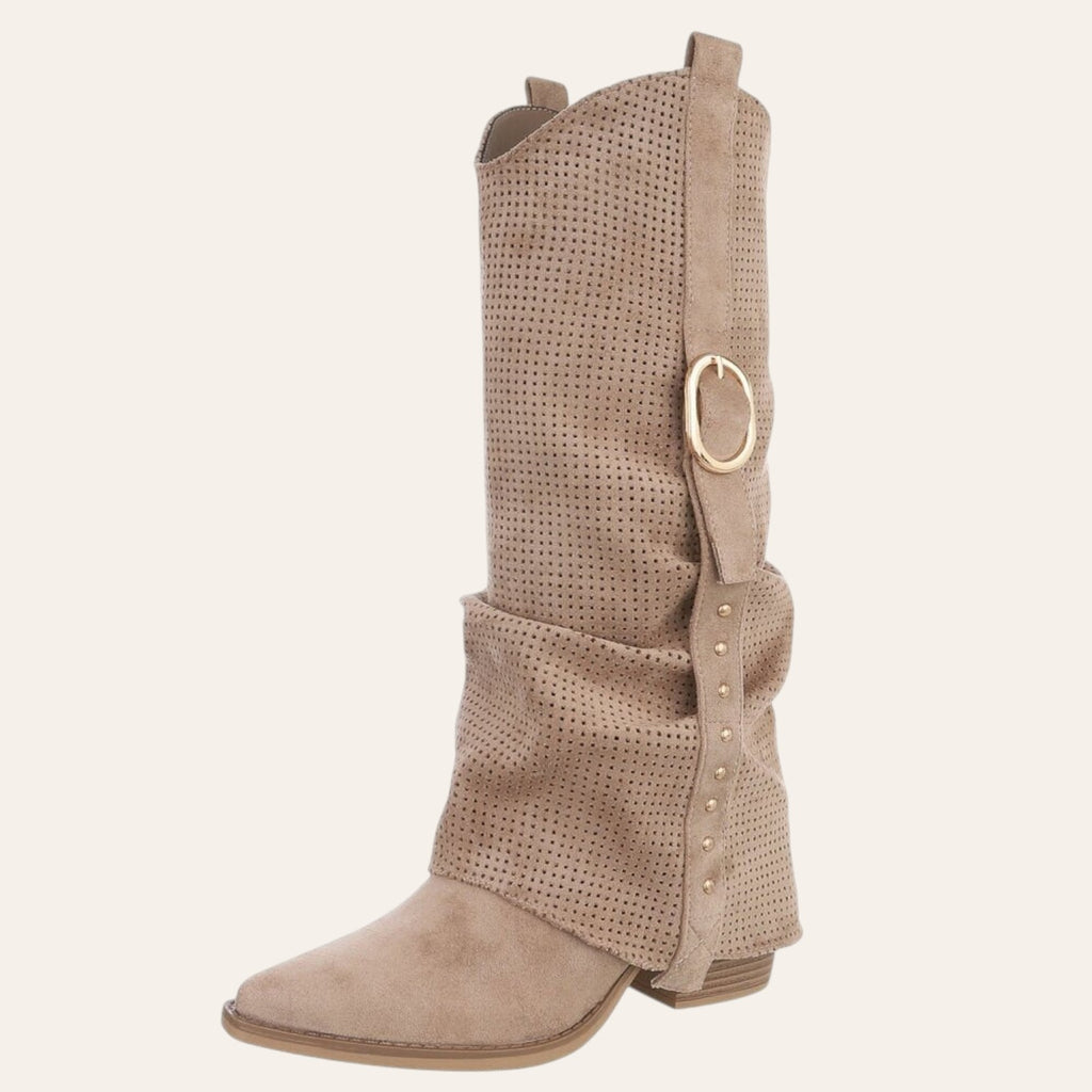 So and Ro - shoes and more - Cemi taupe kniehoge laars van microsuède met perforatie, gouden gesp en blokhak
