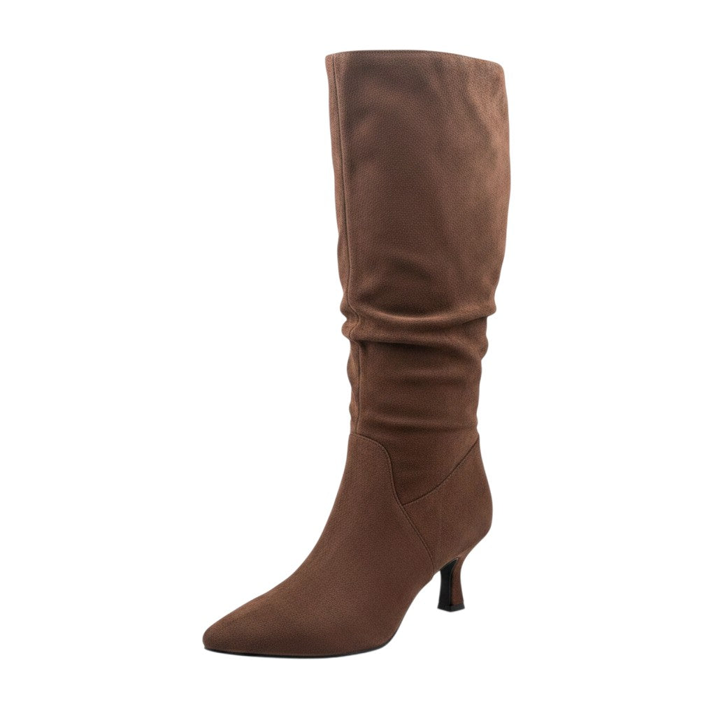 So and Ro - shoes and more - Tessa laars in bruin lederlook met geplooide schacht, spitse neus en elegante kitten heel.