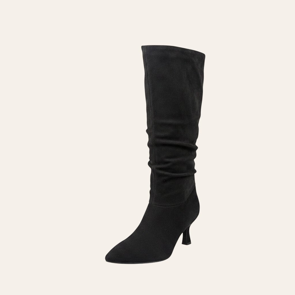 So and Ro - shoes and more - Tessa laars in zwart leder look met geplooide schacht, spitse neus en elegante kitten heel.