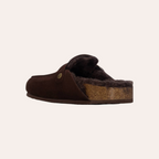 So and Ro - shoes and more - XTI Saria donkerbruine instapsloffen met pluizige voering en goudkleurige gesp