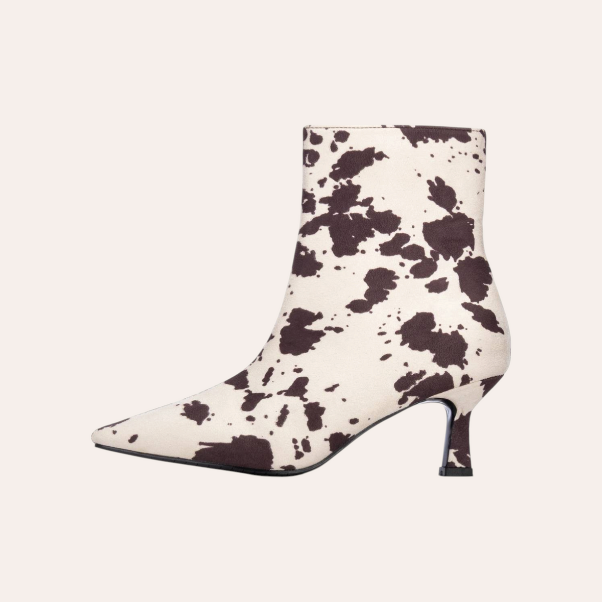 So and Ro - shoes and more - XTI Selinas enkellaarsjes met hak in een trendy bruin-witte animal print en puntige neus