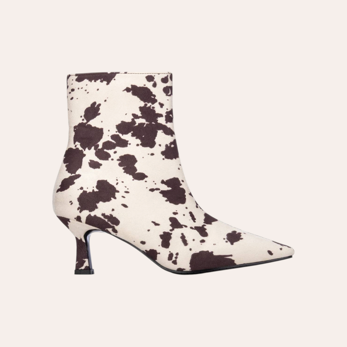 So and Ro - shoes and more - XTI Selinas enkellaarsjes met hak in een trendy bruin-witte koeienprint met puntige neus