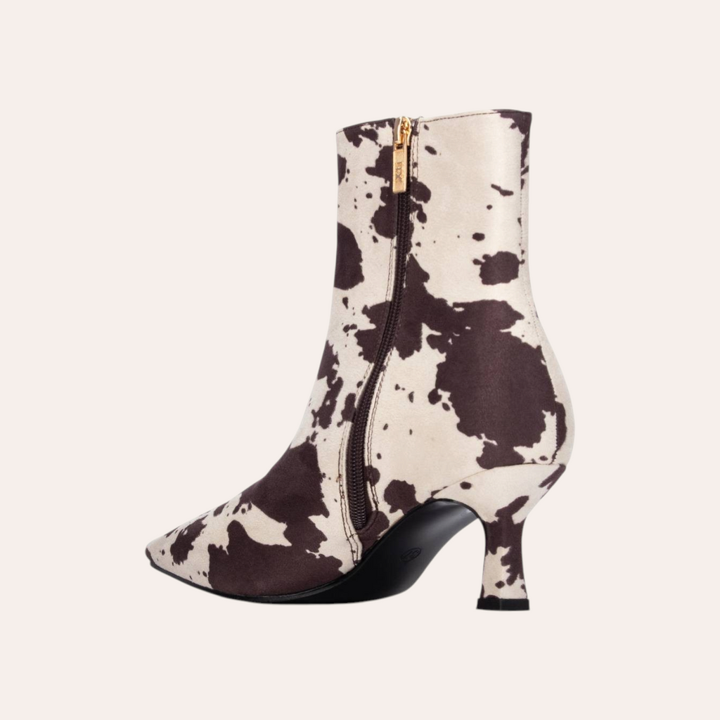 So and Ro - shoes and more - XTI enkellaarsjes met hak in bruin-witte koeienprint en puntige neus