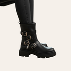 So and Ro - shoes and more - Christine zwarte biker enkellaarsjes van lederlook met zilveren gespen en profielzool