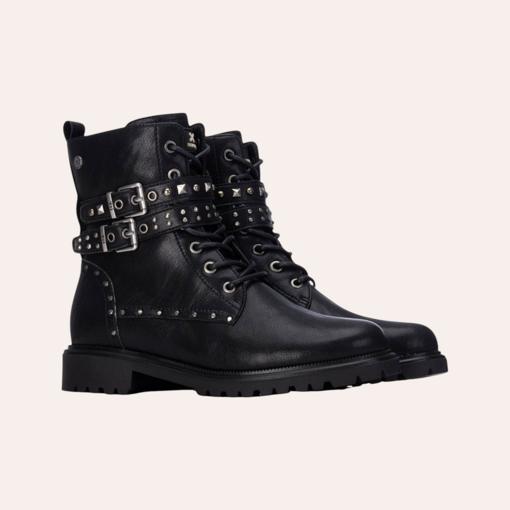 So and Ro - shoes and more - zwarte XTI bikerboots met zilveren studs, gespen, veters en een robuuste profielzool