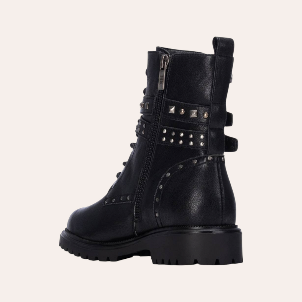 So and Ro - shoes and more - zwarte XTI bikerboots met zilveren studs, gespriemen en robuuste profielzool