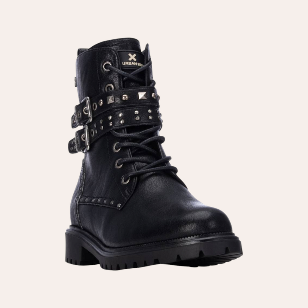 So and Ro - shoes and more - zwarte XTI bikerboots met zilveren studs, gespriemen en robuuste profielzool