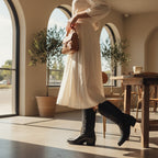 So and Ro - shoes and more - Carla zwarte cowboylaarzen met borduurwerk en blokhak gedragen onder een witte jurk