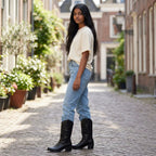 So and Ro - shoes and more - Carla zwarte cowboylaarzen met borduurwerk gedragen door een vrouw in een straat