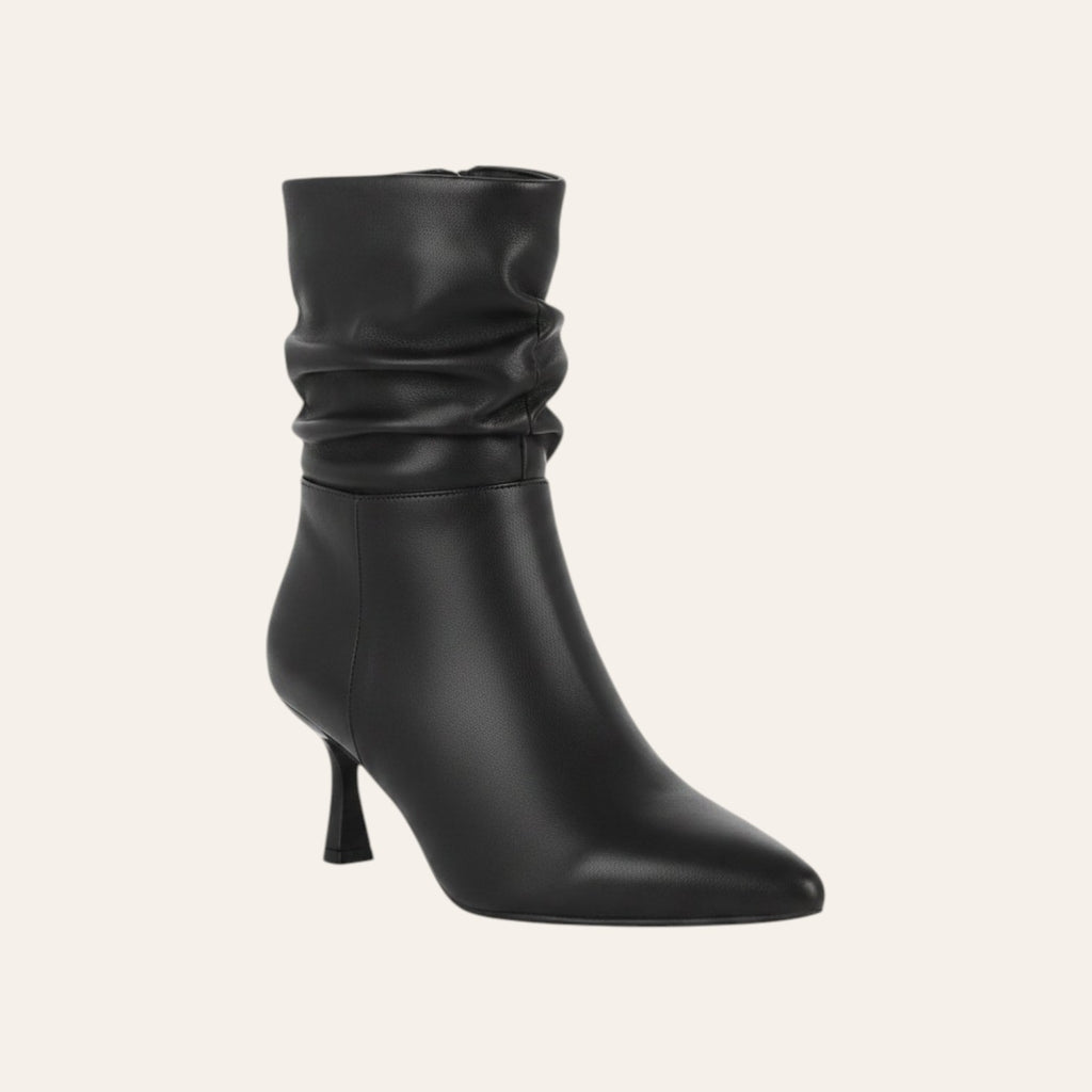 So and Ro - shoes and more - Chris zwarte enkellaars met geplooide schacht, kitten heel en spitse neus in lederlook