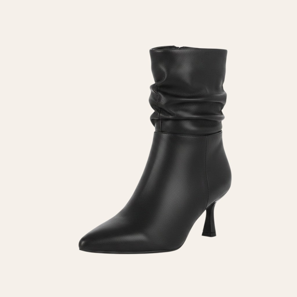 So and Ro - shoes and more - Chris zwarte enkellaars met kitten heel, geplooide schacht en spitse neus in lederlook