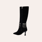 So and Ro - shoes and more - zwarte hoge XTI laarzen met spitse neus, hak en decoratieve zilveren gespen