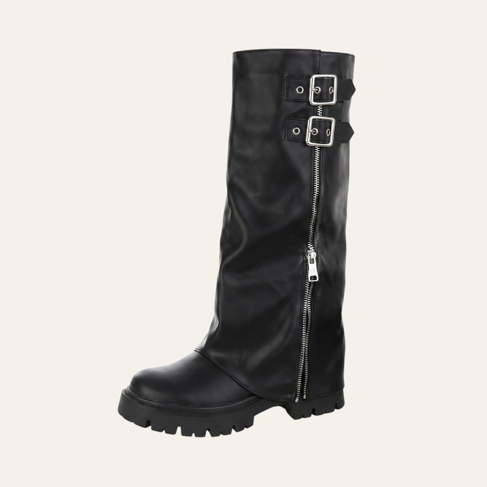 So and Ro - shoes and more - Saar kniehoge zwarte PU-leren laars met zilveren gespen, zijrits en chunky zool.