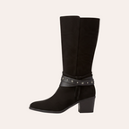 Zwarte Refresh Steffi laarzen van So and Ro - shoes and more - met een blokhak en decoratieve band met zilveren studs.