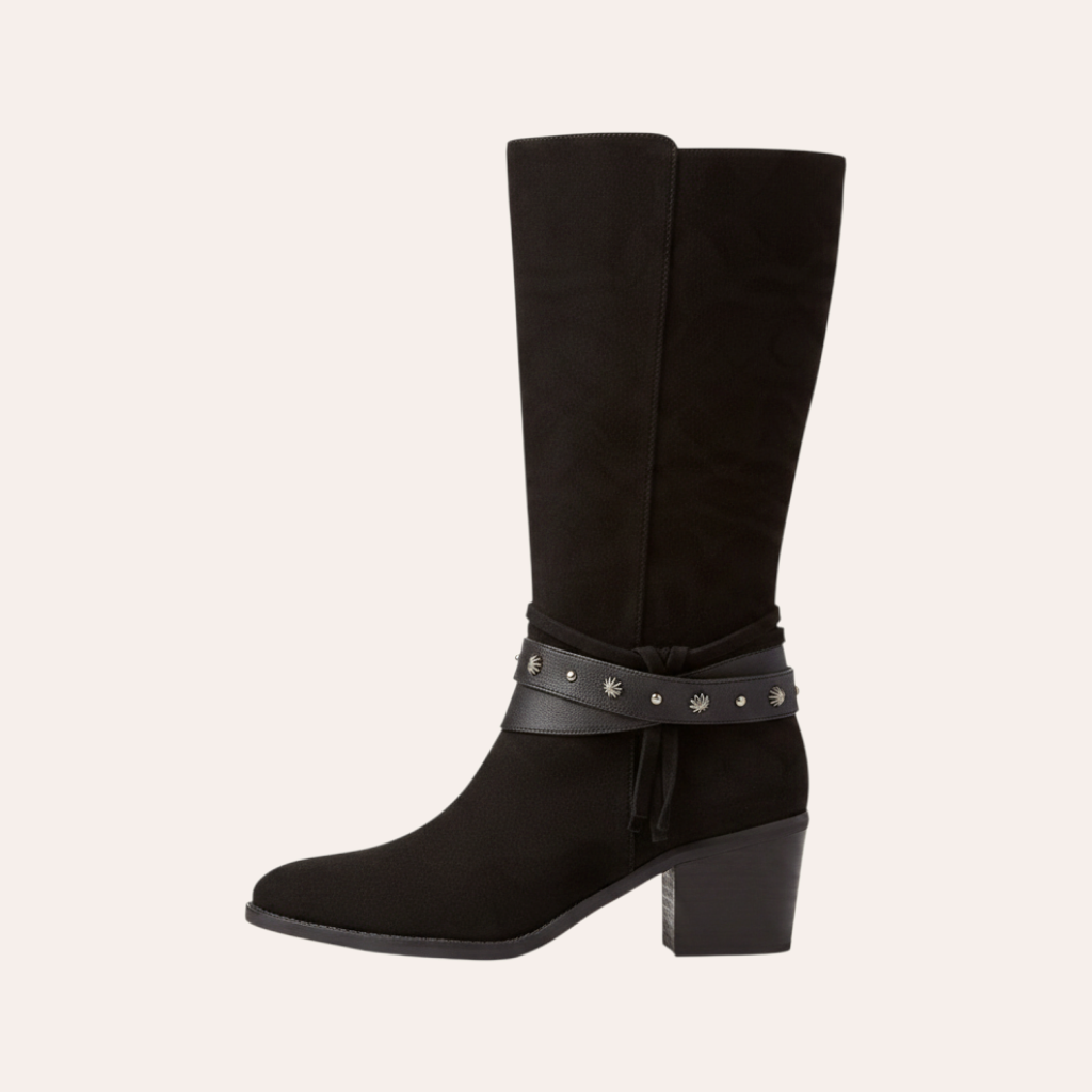 Zwarte Refresh Steffi laarzen van So and Ro - shoes and more - met een blokhak en decoratieve band met zilveren studs.