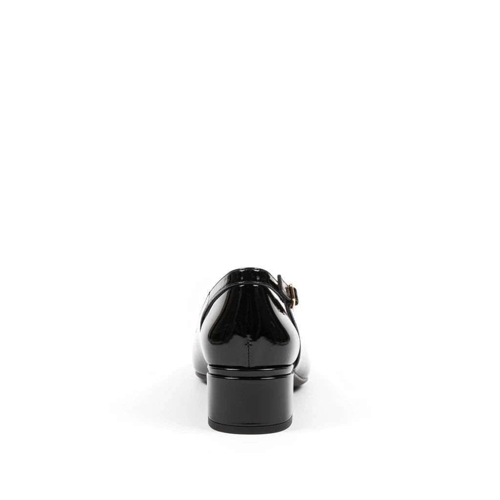 So and Ro - shoes and more - Beate zwarte slingback pump met glanzende laklook en lage blokhak, achteraanzicht