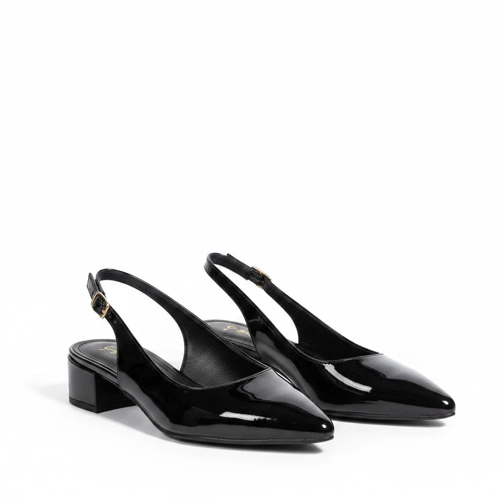 So and Ro - shoes and more - Beate zwarte slingback pumps met glanzende laklook, spitse neus en lage blokhak.