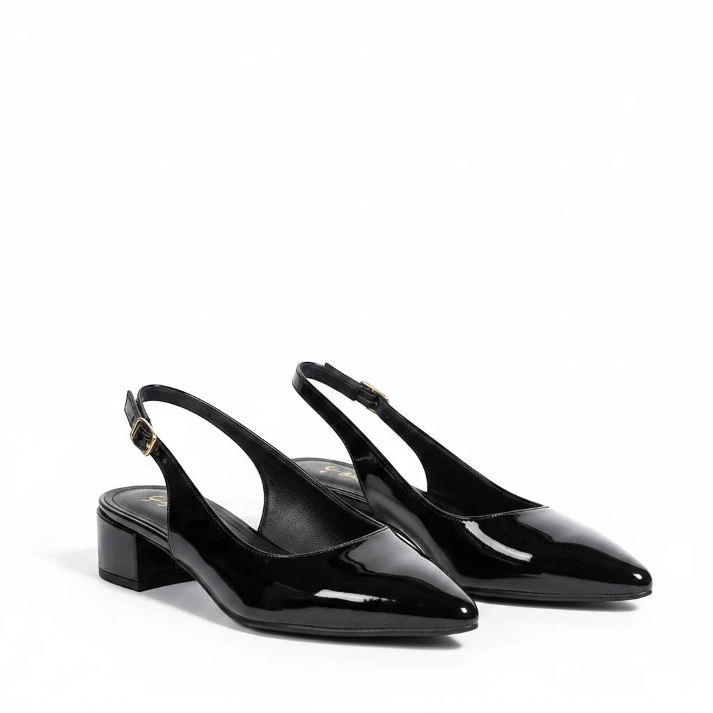 So and Ro - shoes and more - Beate zwarte slingback pumps met glanzende laklook, spitse neus en lage blokhak.