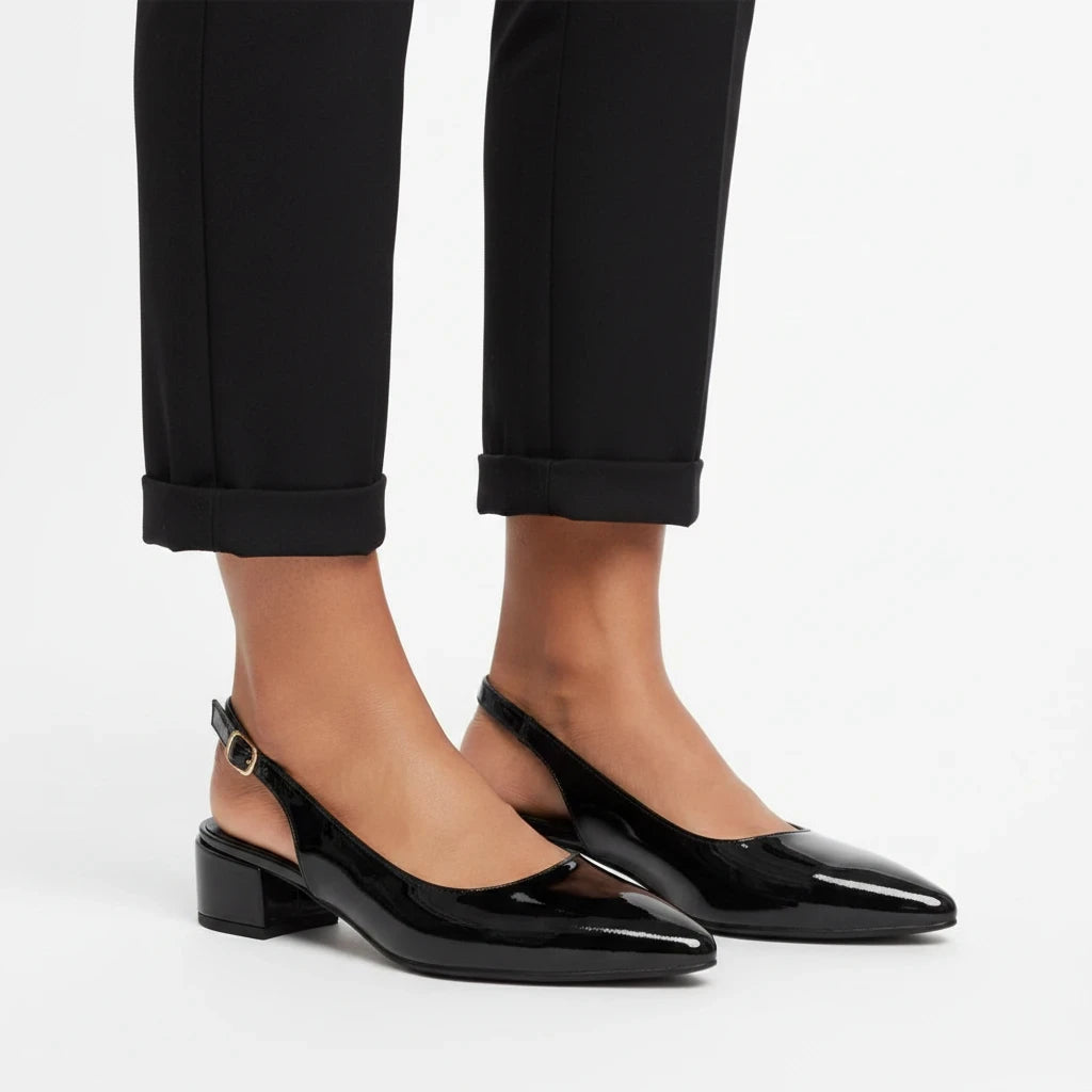 So and Ro - shoes and more - Beate zwarte slingback pumps met glanzende laklook, spitse neus en lage blokhak