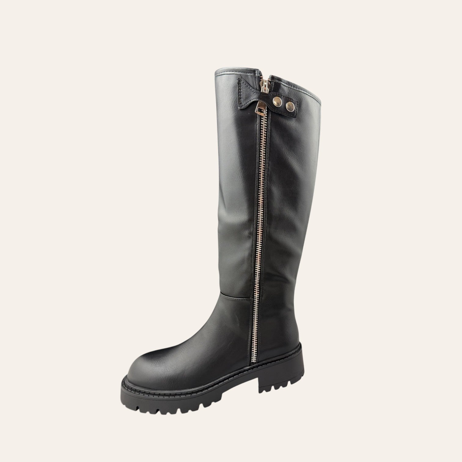 So and Ro - shoes and more - Tina zwarte hoge laars met lederlook, grove profielzool en opvallende zilveren rits.
