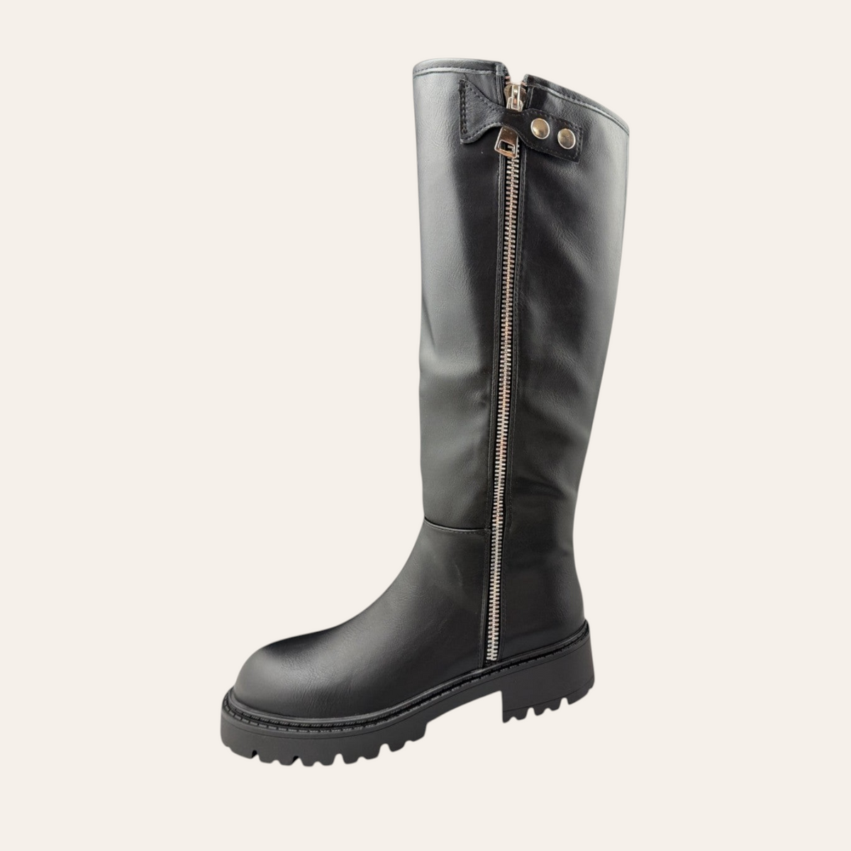 So and Ro - shoes and more - Tina zwarte hoge laars met lederlook, grove profielzool en opvallende zilveren rits.