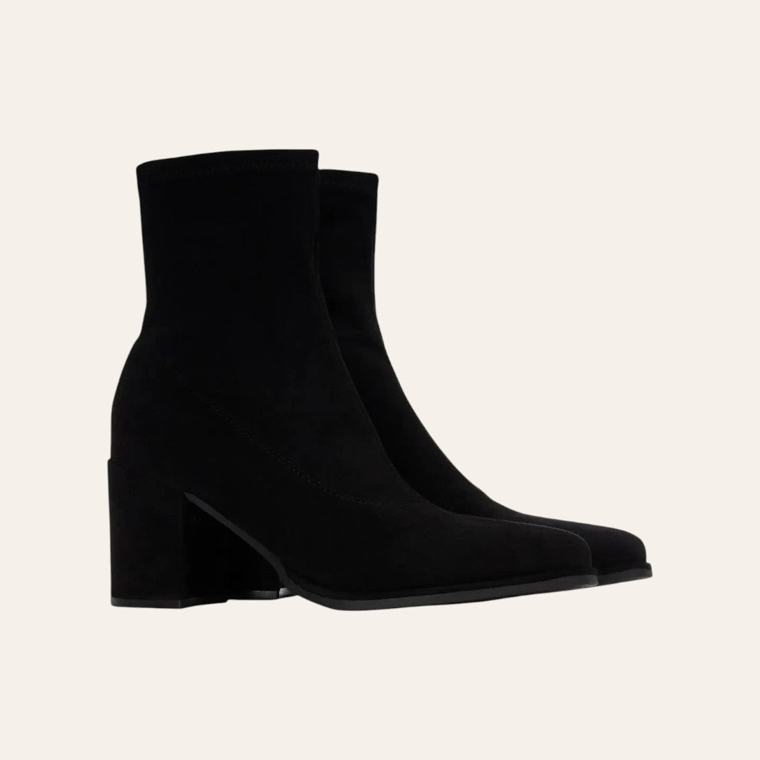 So and Ro - shoes and more - Elanor zwarte enkellaarsjes van microsuède met stretchschacht en stabiele blokhak.