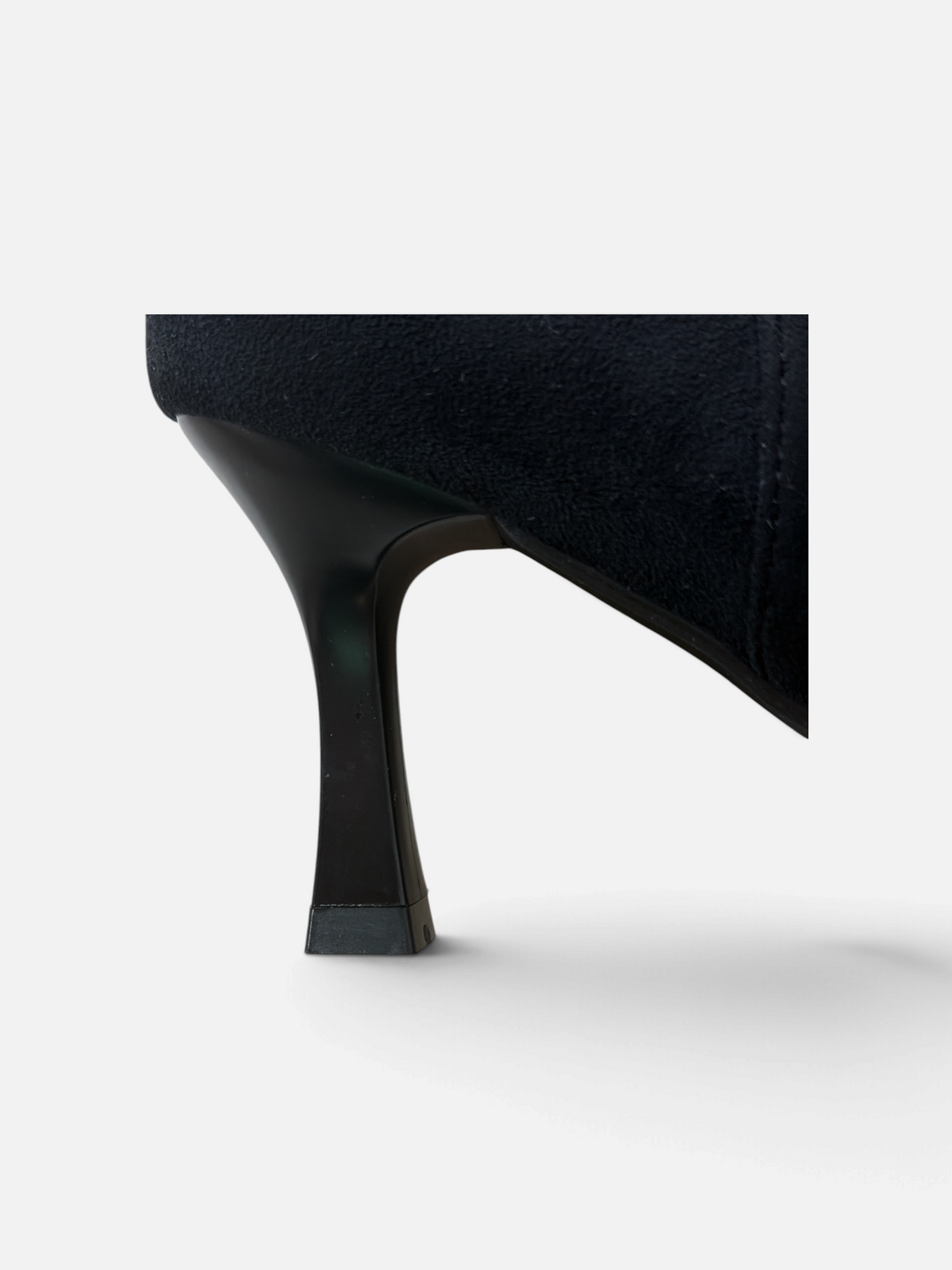 So and Ro - shoes and more - zwarte microsuede laars met elegante kitten heel en verfijnde afwerking