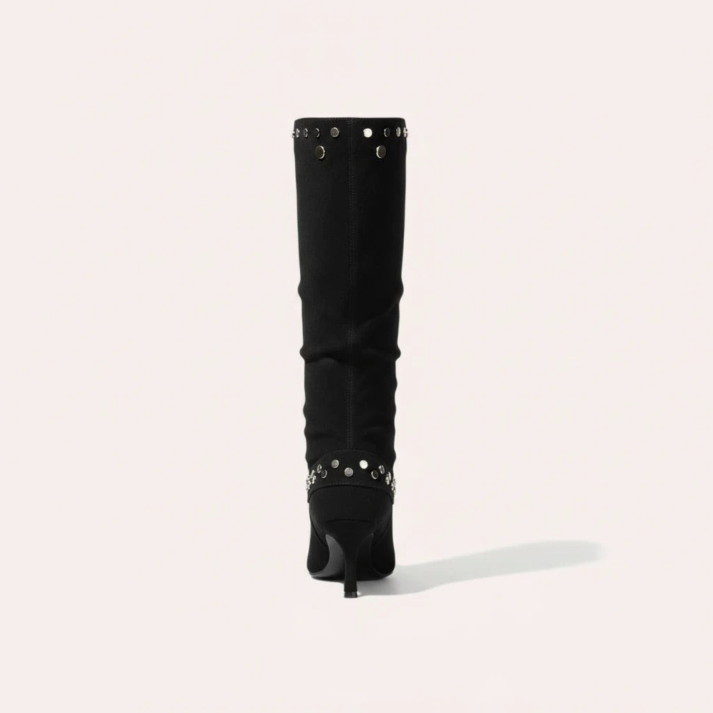 So and Ro - shoes and more - zwarte microsuede kniehoge laars met zilveren studs en kitten heel, achteraanzicht