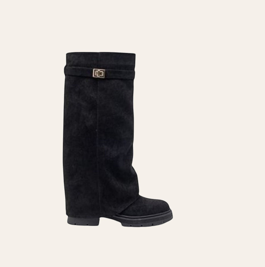 So and Ro - shoes and more - zwarte Soof Boot van microsuède met omslag, gouden gesp en grove lug-zool
