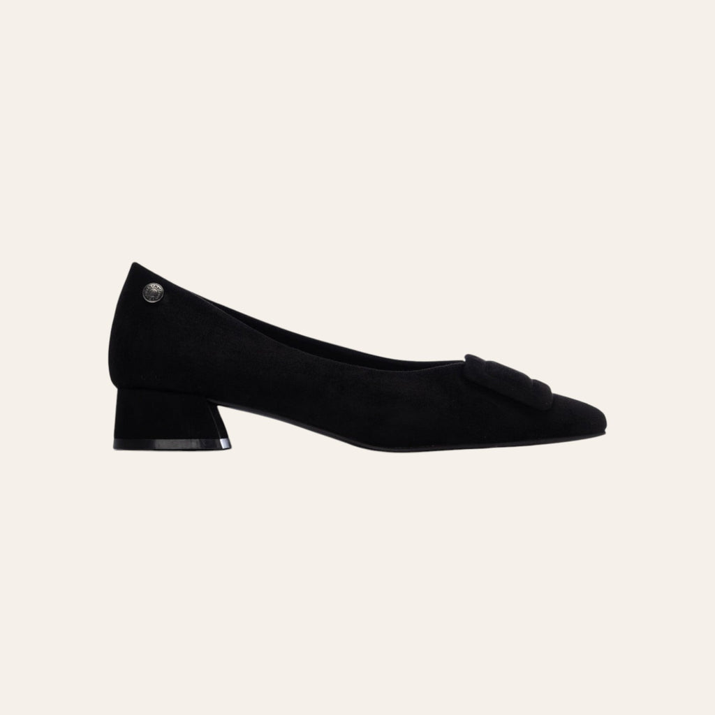 So and Ro - shoes and more - Coby zwarte pump van microsuède met een lage blokhak en decoratief detail op de wreef.
