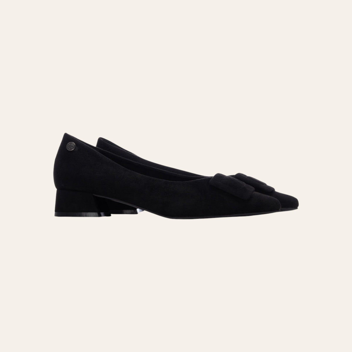 So and Ro - shoes and more - Coby zwarte pump van microsuède met een lage blokhak en decoratief detail op de wreef