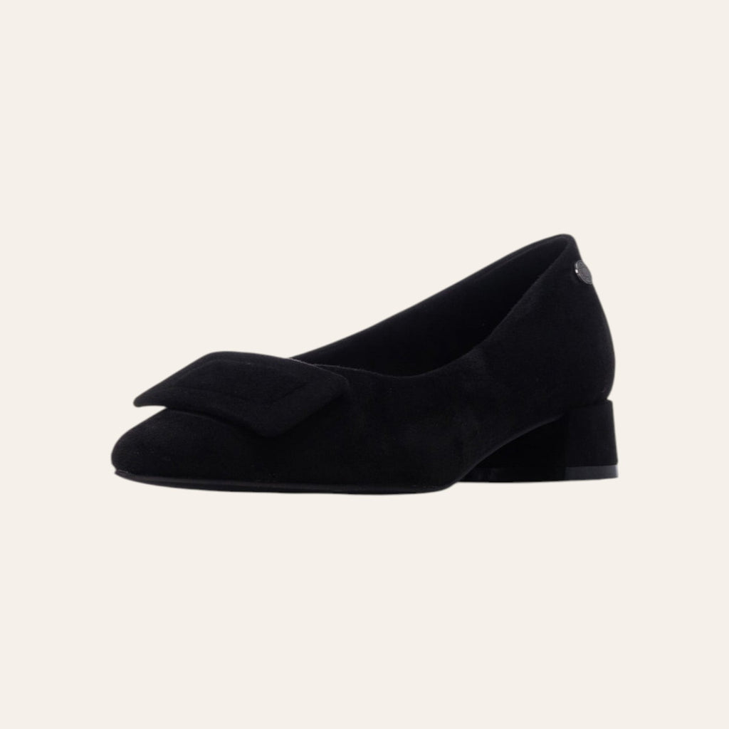 So and Ro - shoes and more - Coby zwarte pump van microsuède met een lage blokhak en decoratief detail op de wreef