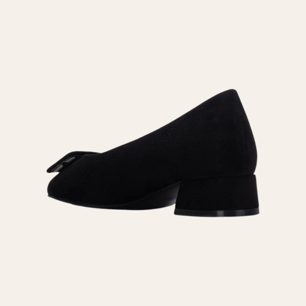 So and Ro - shoes and more - Coby zwarte pump van microsuède met een lage blokhak en decoratief detail op de wreef