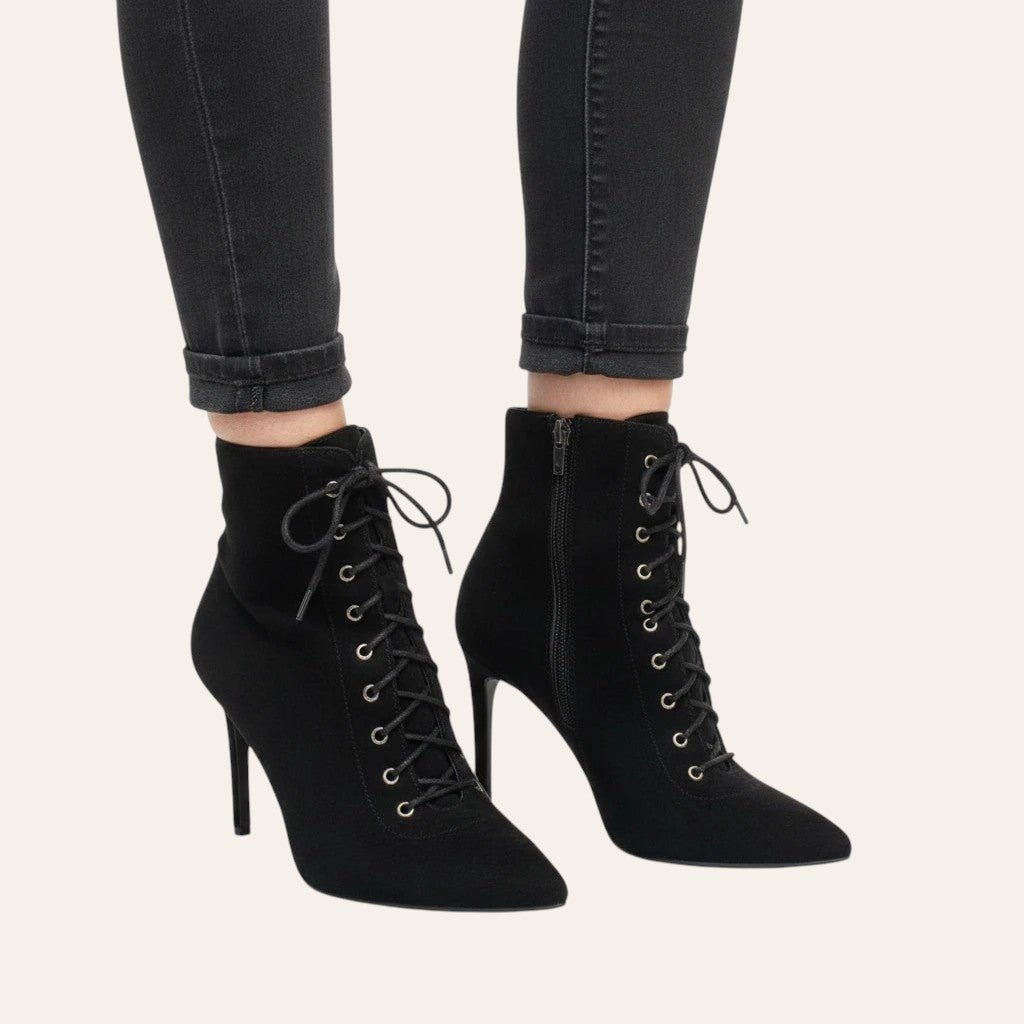 So and Ro - shoes and more - Alexandra zwarte veterlaarsjes van microsuède met spitse neus en hoge slanke hak