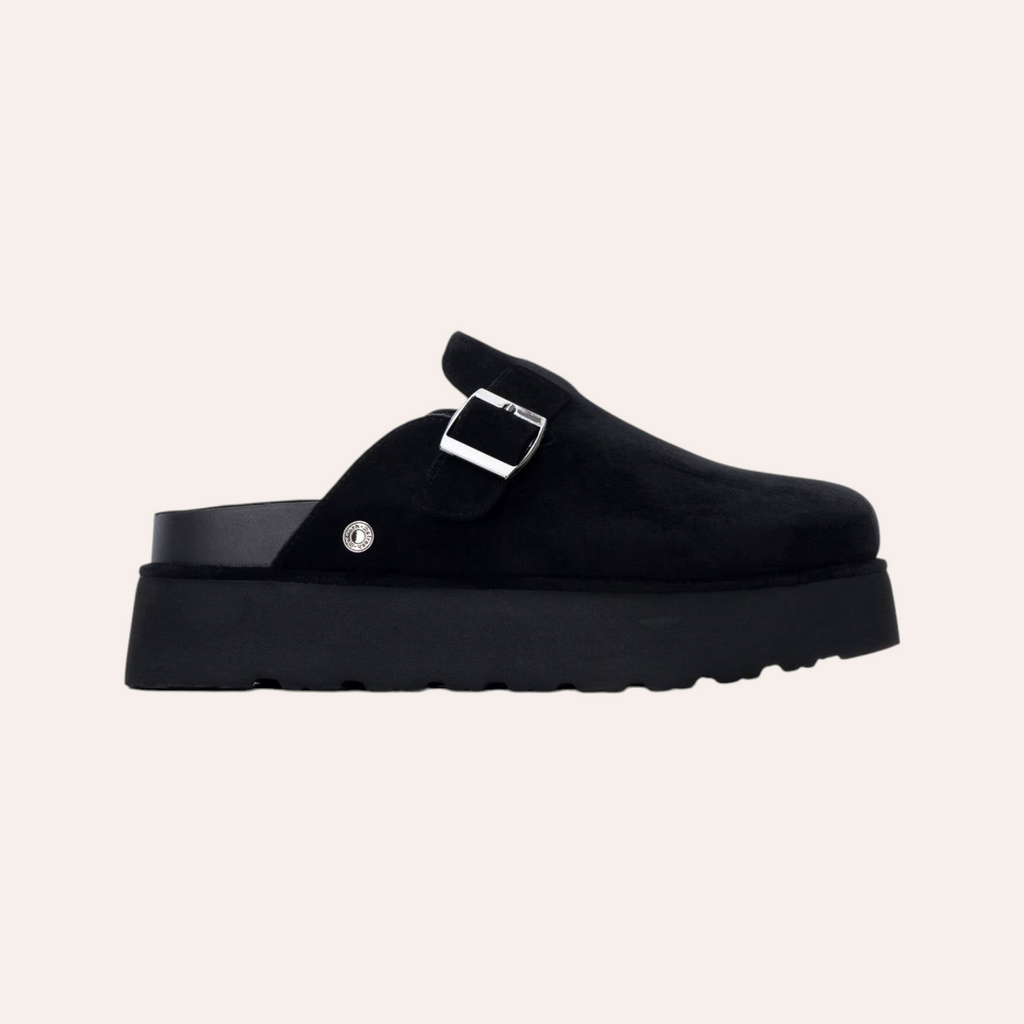 So and Ro - shoes and more - REFRESH Sammie zwarte dames pantoffels met plateauzool en zilverkleurige gesp