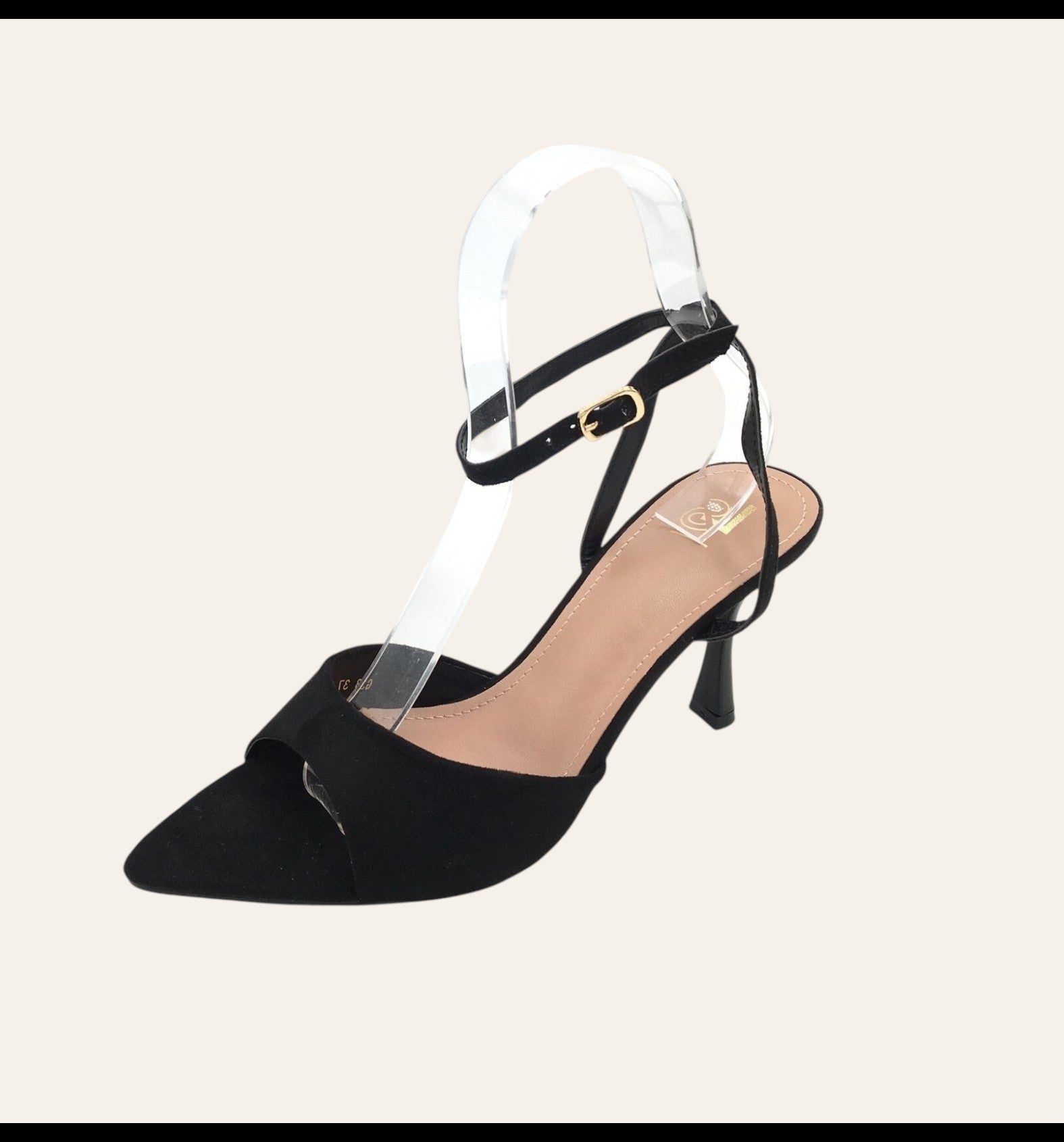 So and Ro - shoes and more - Gina zwarte stiletto sandaal met puntneus, open teen en gouden gesp detail.