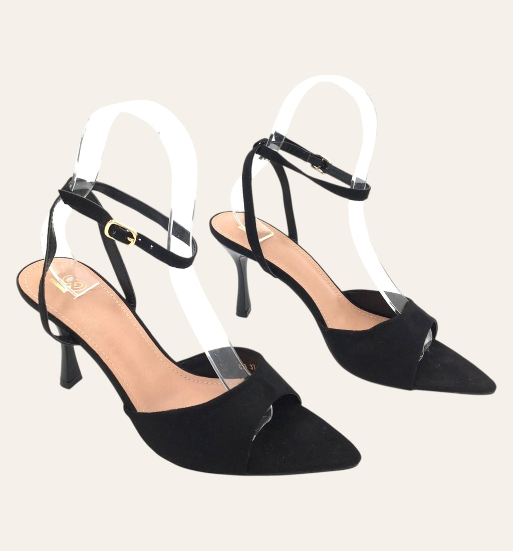 So and Ro - shoes and more - Gina zwarte suède stiletto sandalen met puntneus, open teen en gouden gesp.