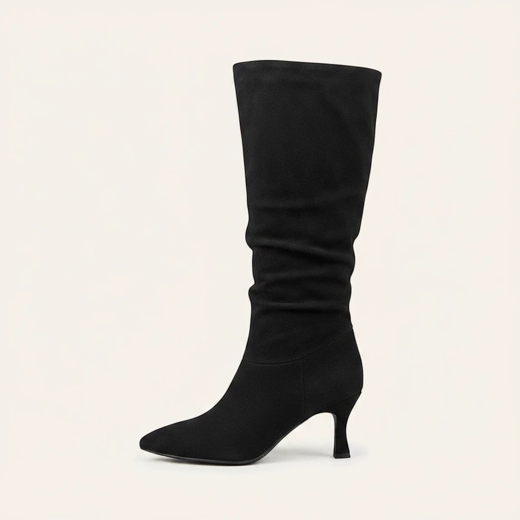 So and Ro - shoes and more - Tessa laars in zwart leder look met geplooide schacht en elegante kitten heel.