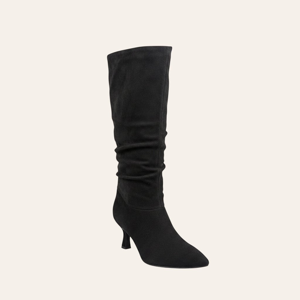 So and Ro - shoes and more - Tessa laars in zwart lederlook met geplooide schacht, spitse neus en elegante kitten heel.