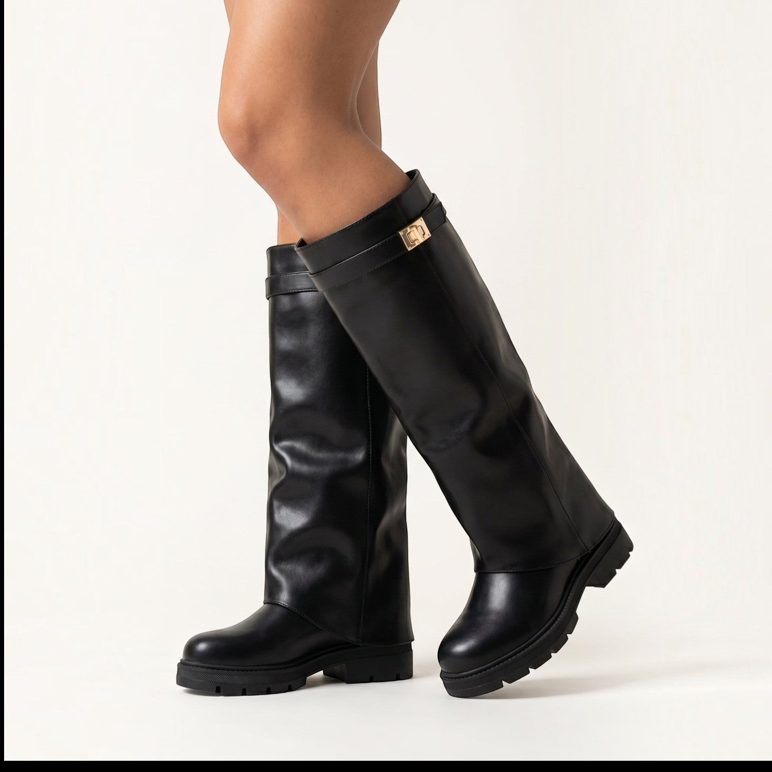 So and Ro - shoes and more - zwarte Soof Boot van vegan leder met gouden gesp en grove lug-zool